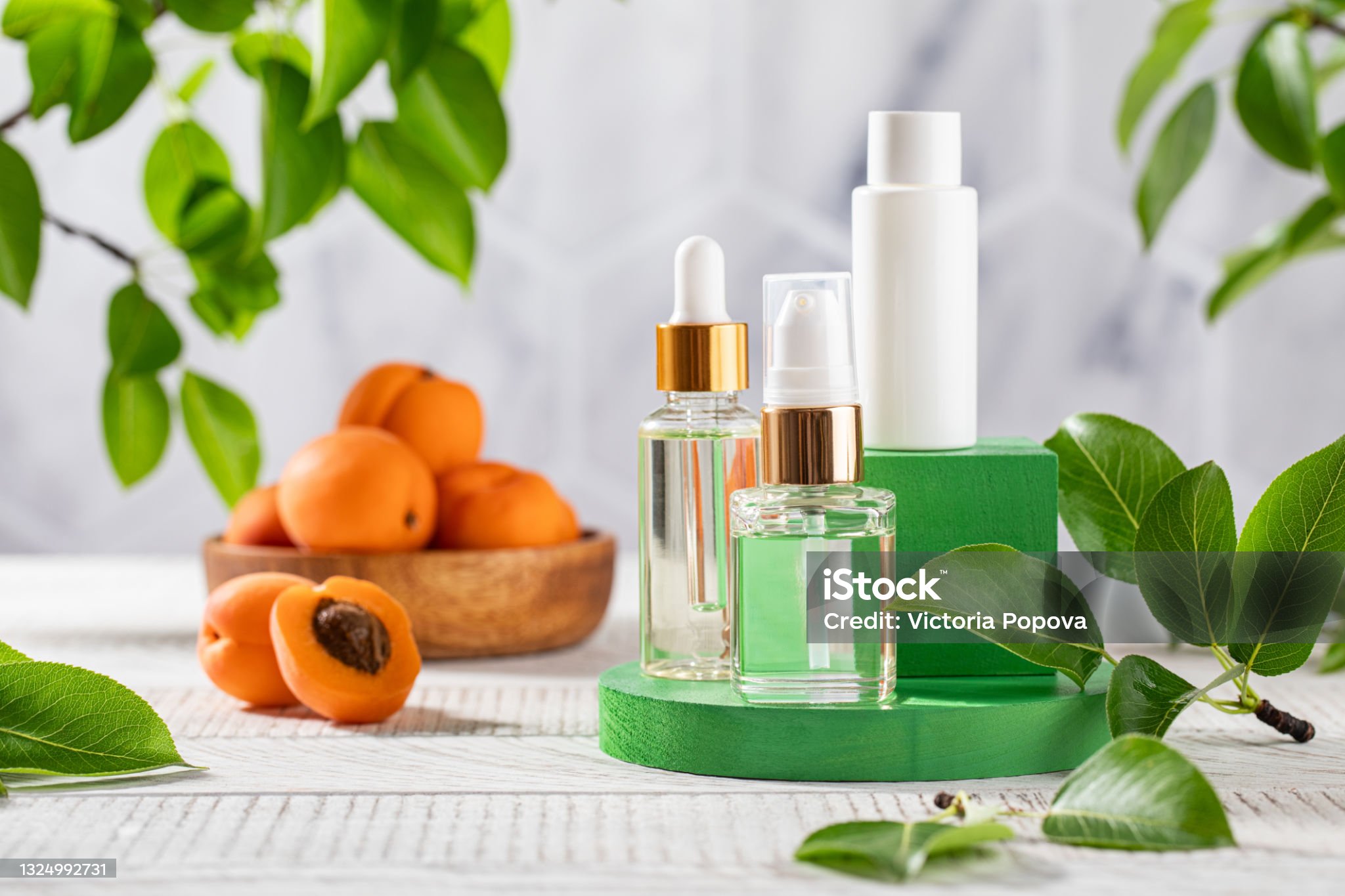 Oil with peach seed extract